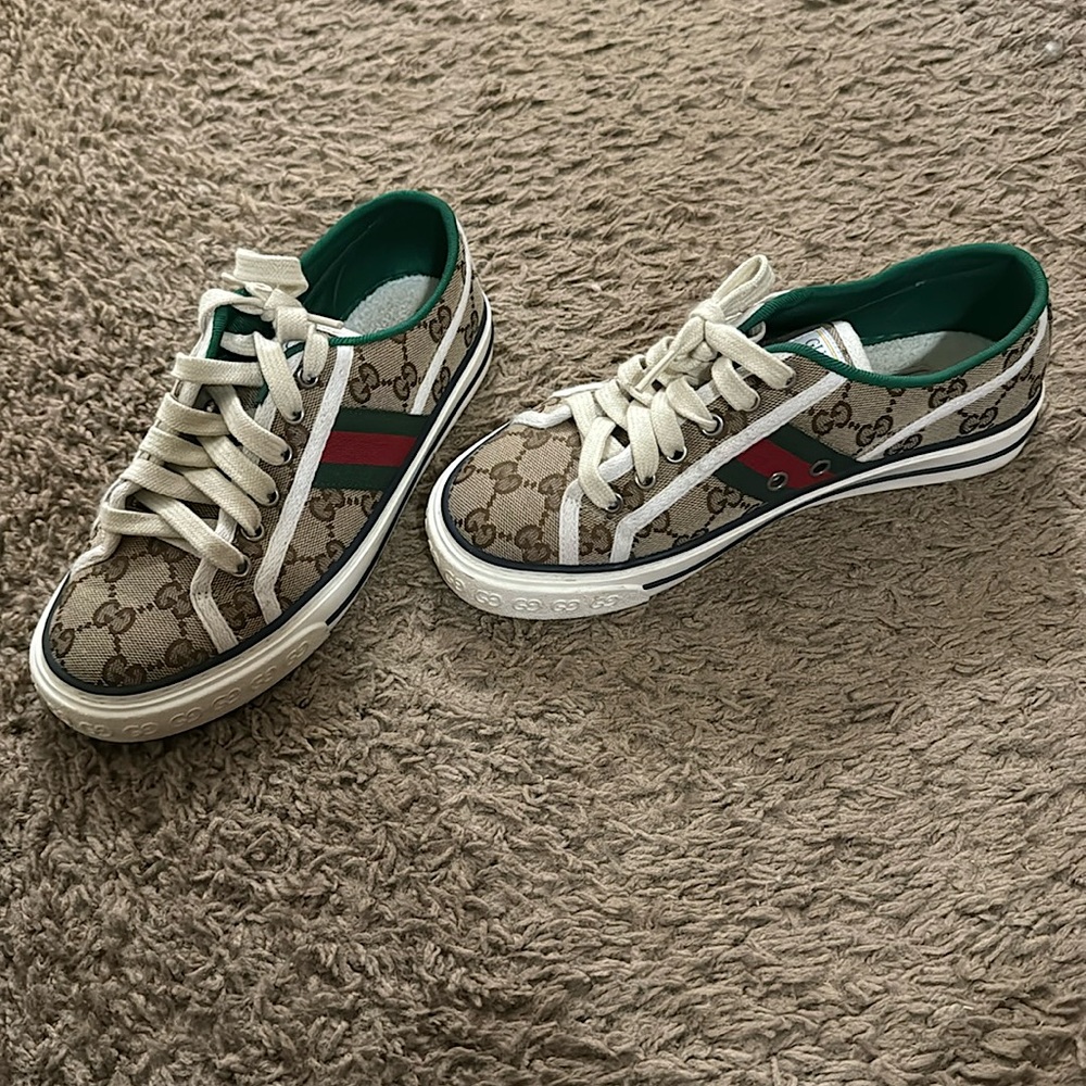 Gucci Shoes size 36 fits a 6.5/7 in great condition! Comes with dust bags